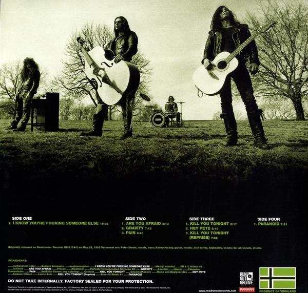 Albumcover. Bandmitglieder auf einem Feld. Auf dem Album steht 'Roadrunner Records'.