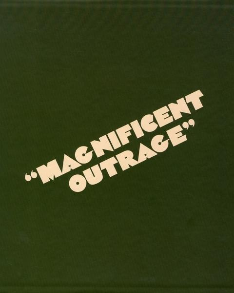 Text auf grünem Hintergrund: "MAGNIFICENT OUTRAGE".