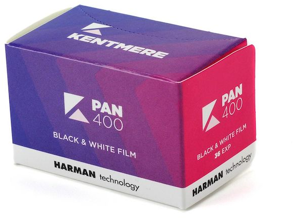 Eine bunte Filmbox, schwarzweiß, mit dem Markennamen Kentmere.