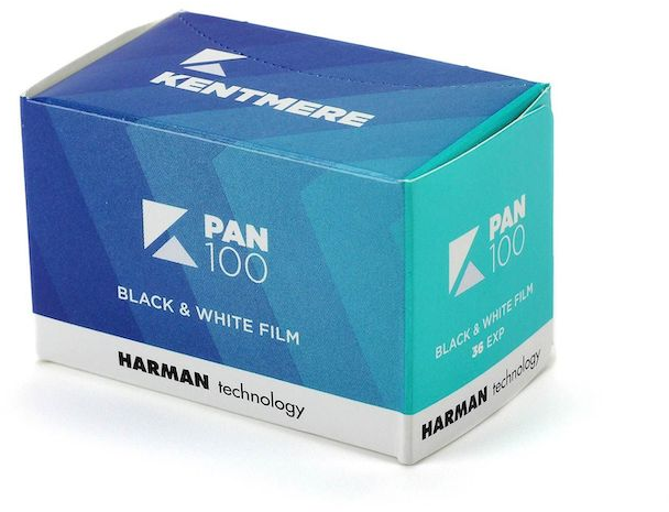 Schachtel mit Kentmere Pan 100 Schwarzweißfilm mit Harman-Technologie.