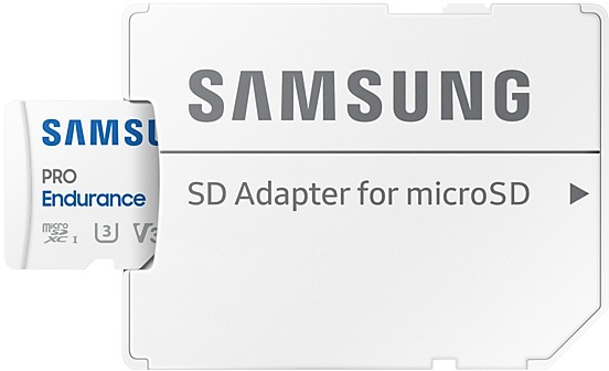 Adaptateur de carte SD blanc avec une carte microSD Samsung insérée.