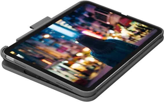 Tablet in hoes, met een vage straatscène. De hoes is grijs, in een hoek geopend.