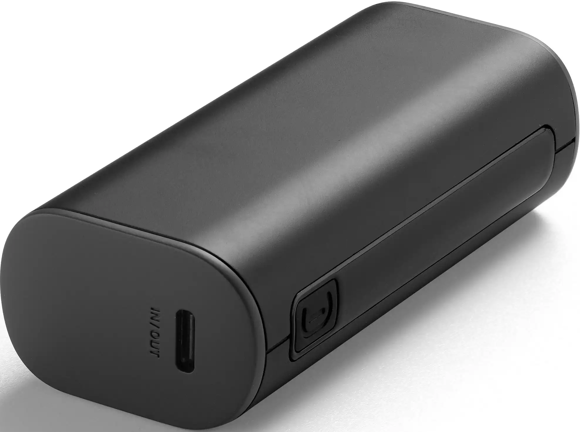 Schwarzes, rechteckiges Gerät mit abgerundeten Kanten. Mit USB-C-Anschluss und Taste. Weißer Hintergrund.