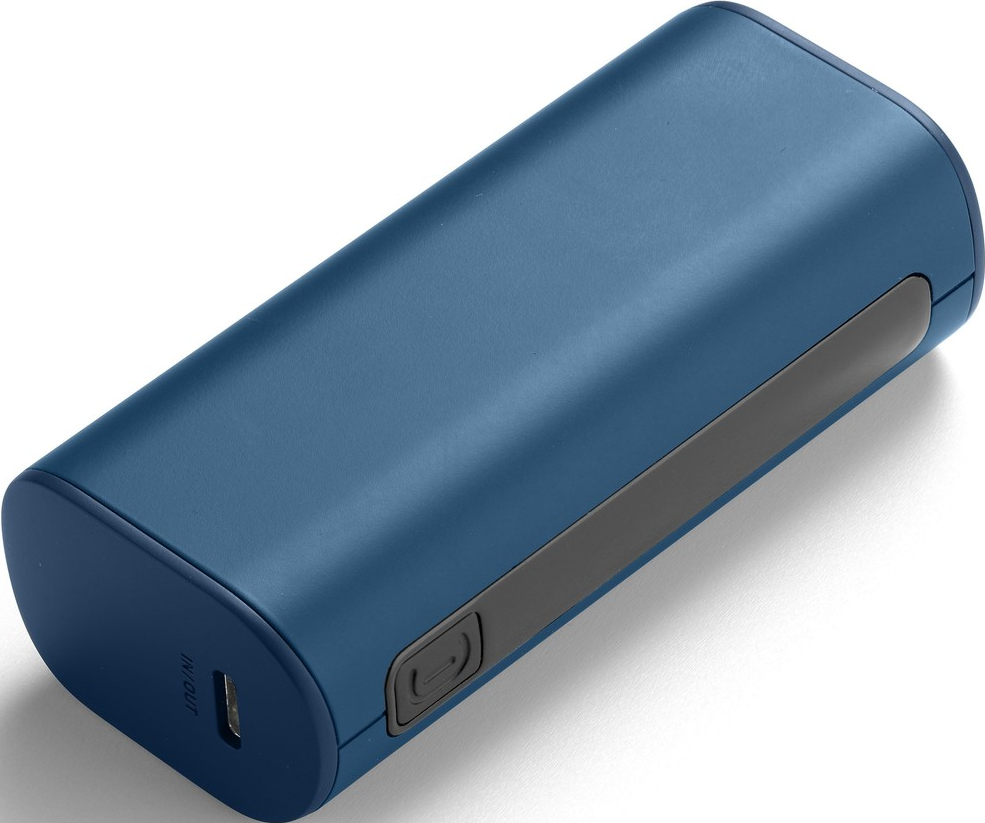 Eine blaue Powerbank mit dunkelgrauem Akzent und einem einzigen Knopf.