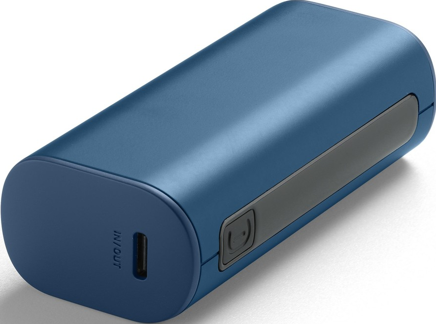 Eine blaue Powerbank mit einem dunkelgrauen Seitentaster und einem USB-Anschluss.