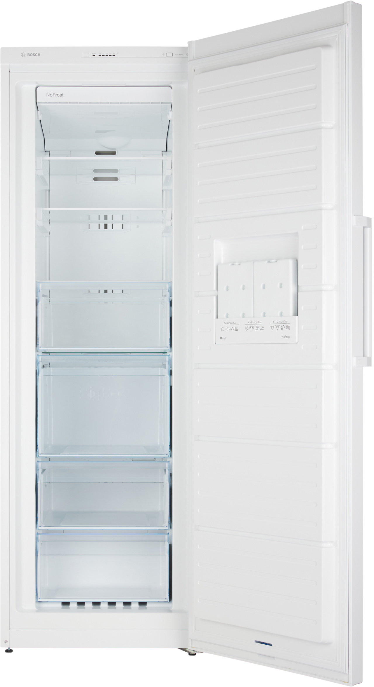 Witte koelkast met open deur, toont planken en laden.