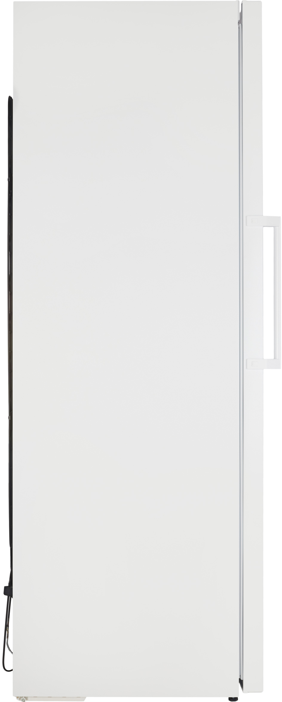 Zijaanzicht van een witte koelkast. Heeft een lange handgreep op de deur. De deur is gesloten.
