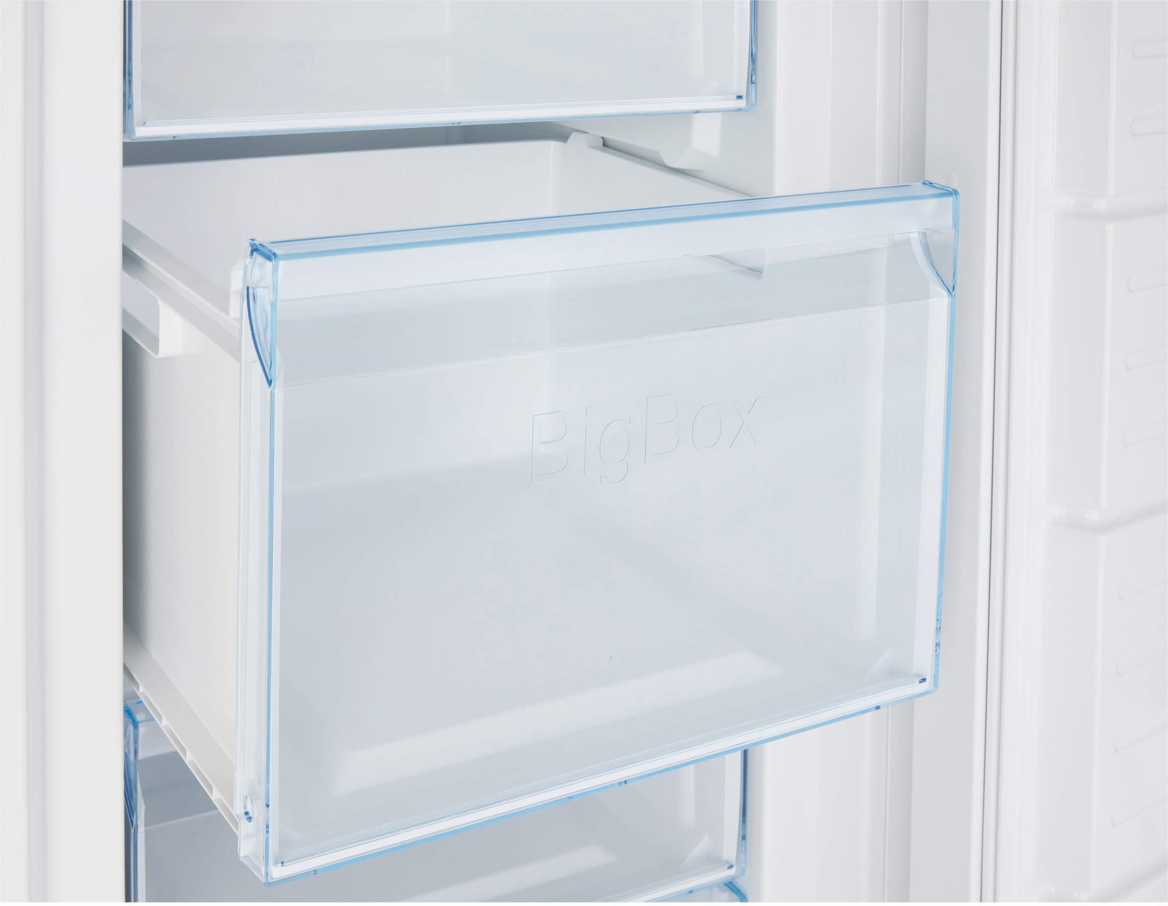 Witte koelkast met een transparante lade met het label 'BigBox'.
