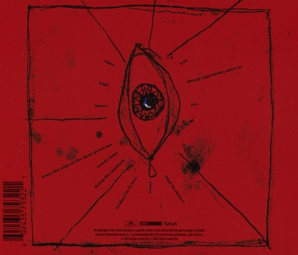 Album borítóművészet piros háttéren. Szem illusztráció szöveggel és vonalakkal, absztrakt dizájn.