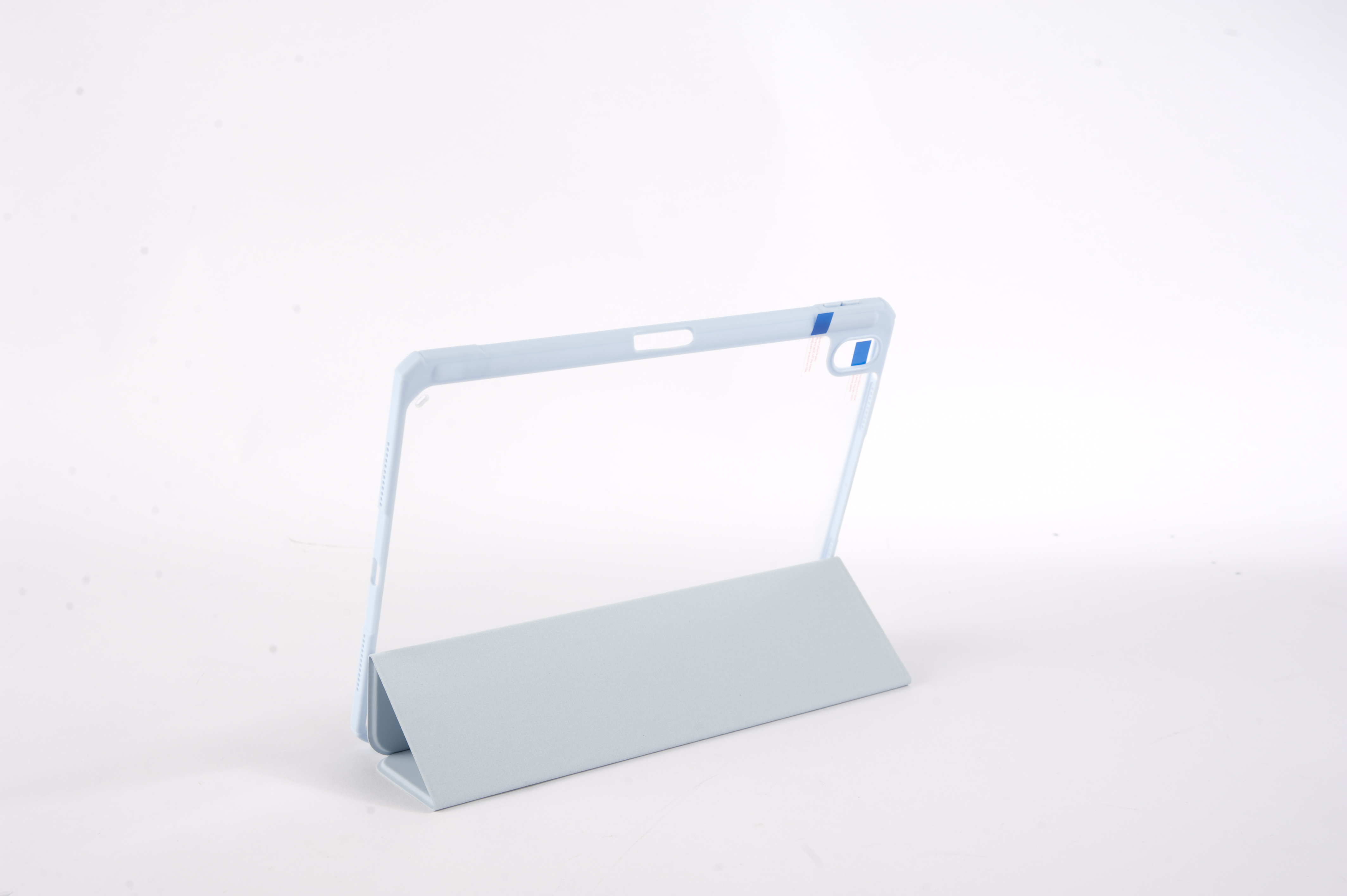 Ein hellblaues Tabletetui mit transparenter Hülle, geöffnet auf einer weißen Oberfläche stehend.