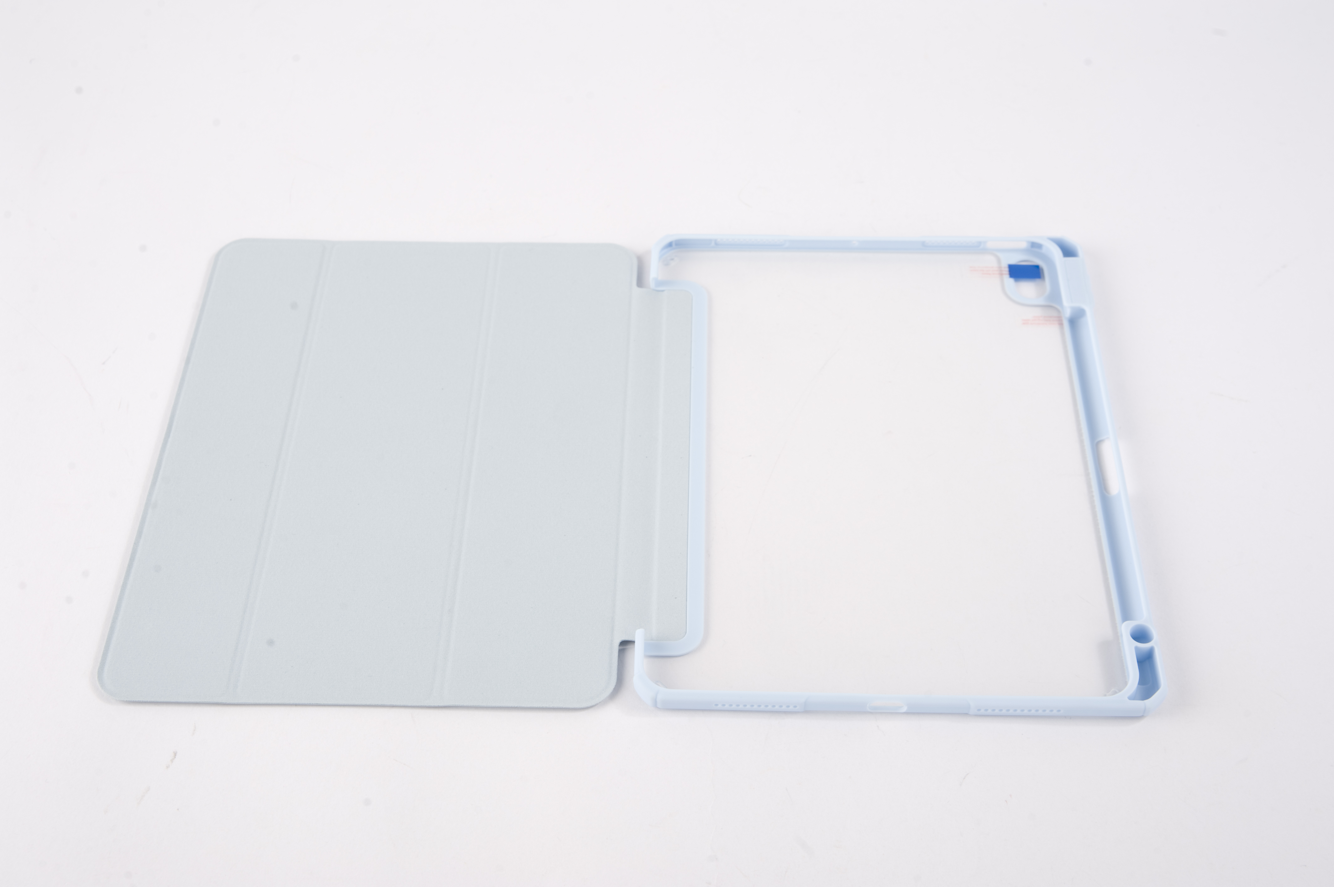 Hellblaue Tablethülle offen. Die Tablethülle befindet sich auf weißem Hintergrund.