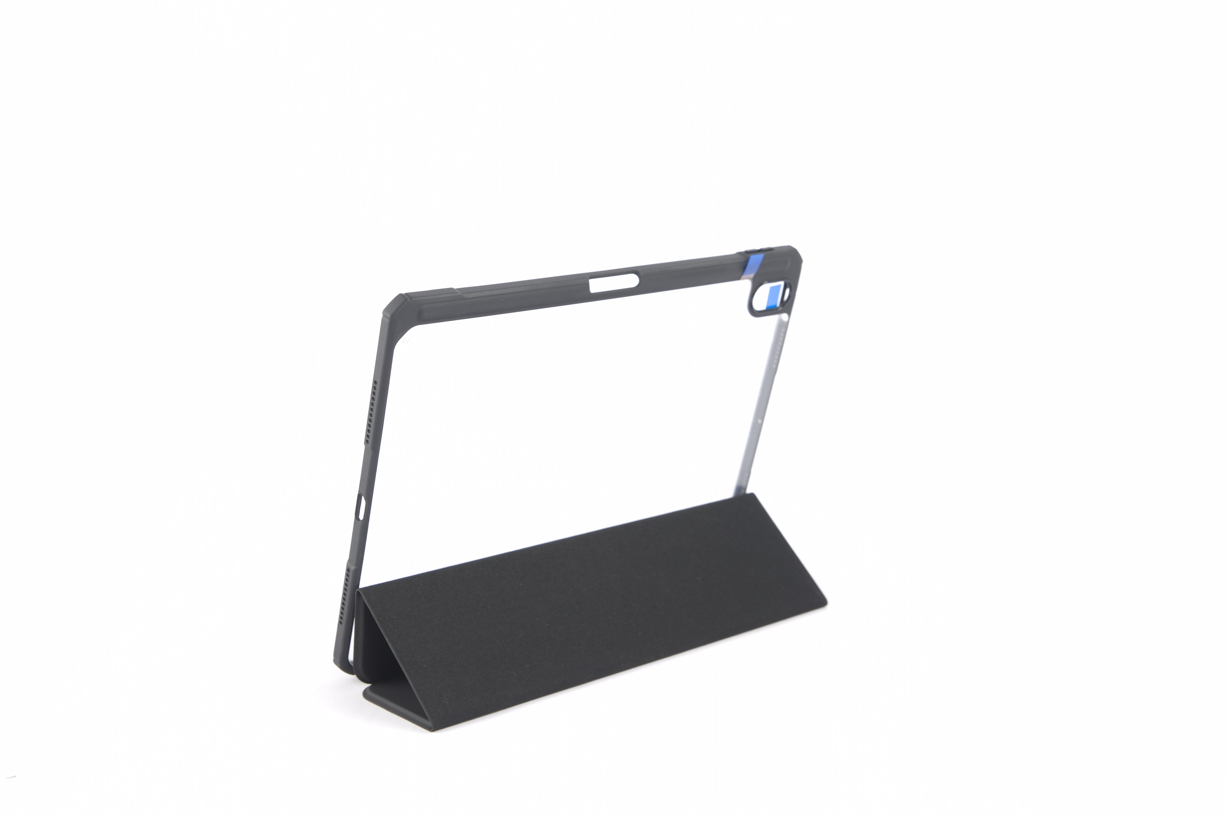 Schwarze Tablet-Hülle, geöffnet, unterstützt ein Tablet. Der Rahmen ist schwarz und blau, weißer Hintergrund.