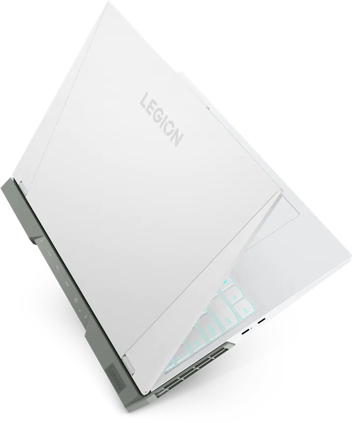 Fehér Lenovo Legion laptop, nyitott, szögben. Fehér háttér.