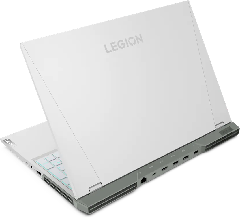 Fehér Lenovo Legion laptop, hátulról, nyitott, látható portokkal.