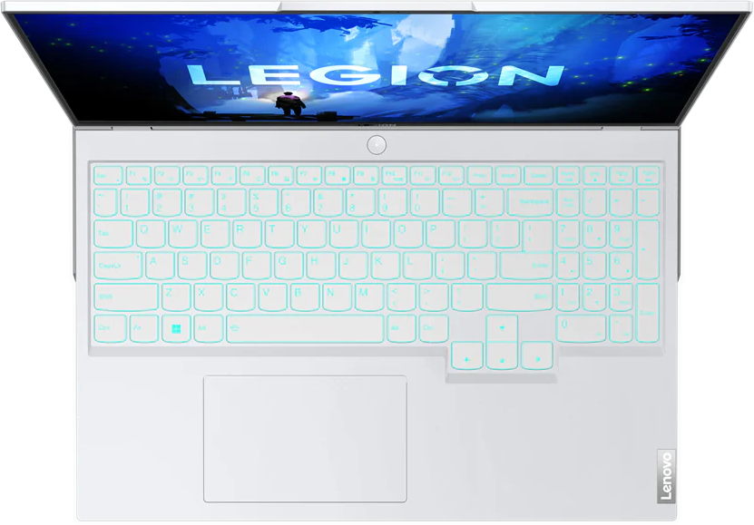 Fehér laptop, türkizzel megvilágított billentyűzet, a képernyőn a LEGION szó látható.