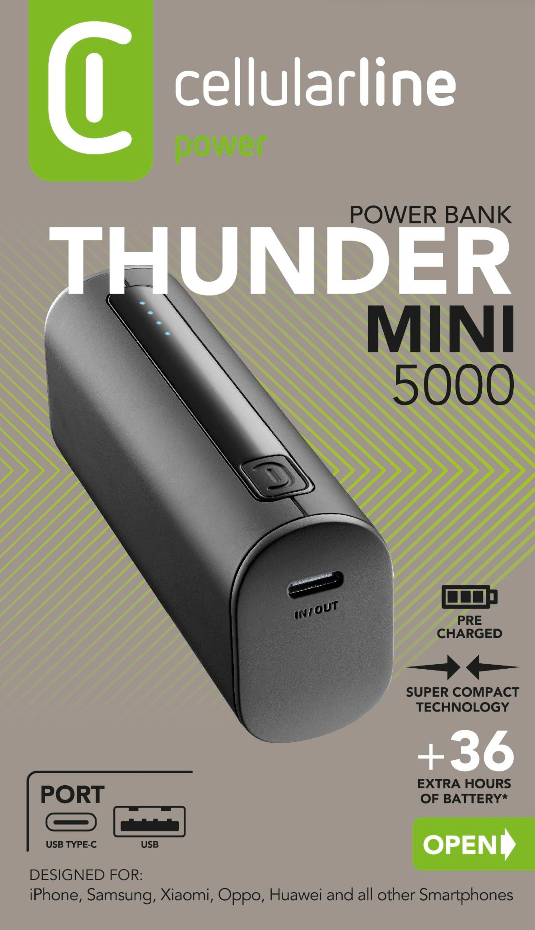 Schwarze Powerbank mit Markenname und Details auf grünem Hintergrund.