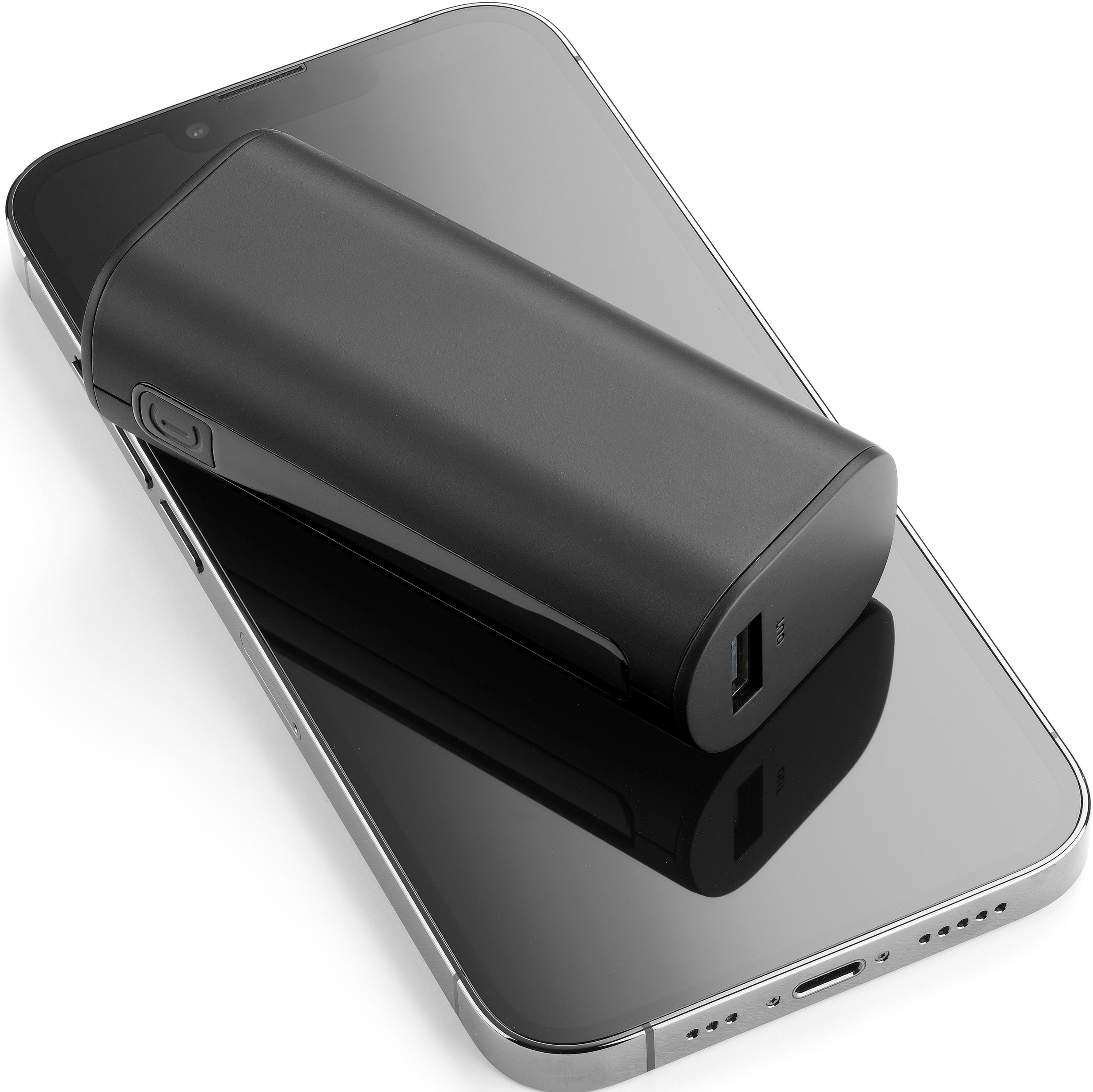 Eine schwarze Powerbank auf einem Smartphone. Die Bank ist zylindrisch.
