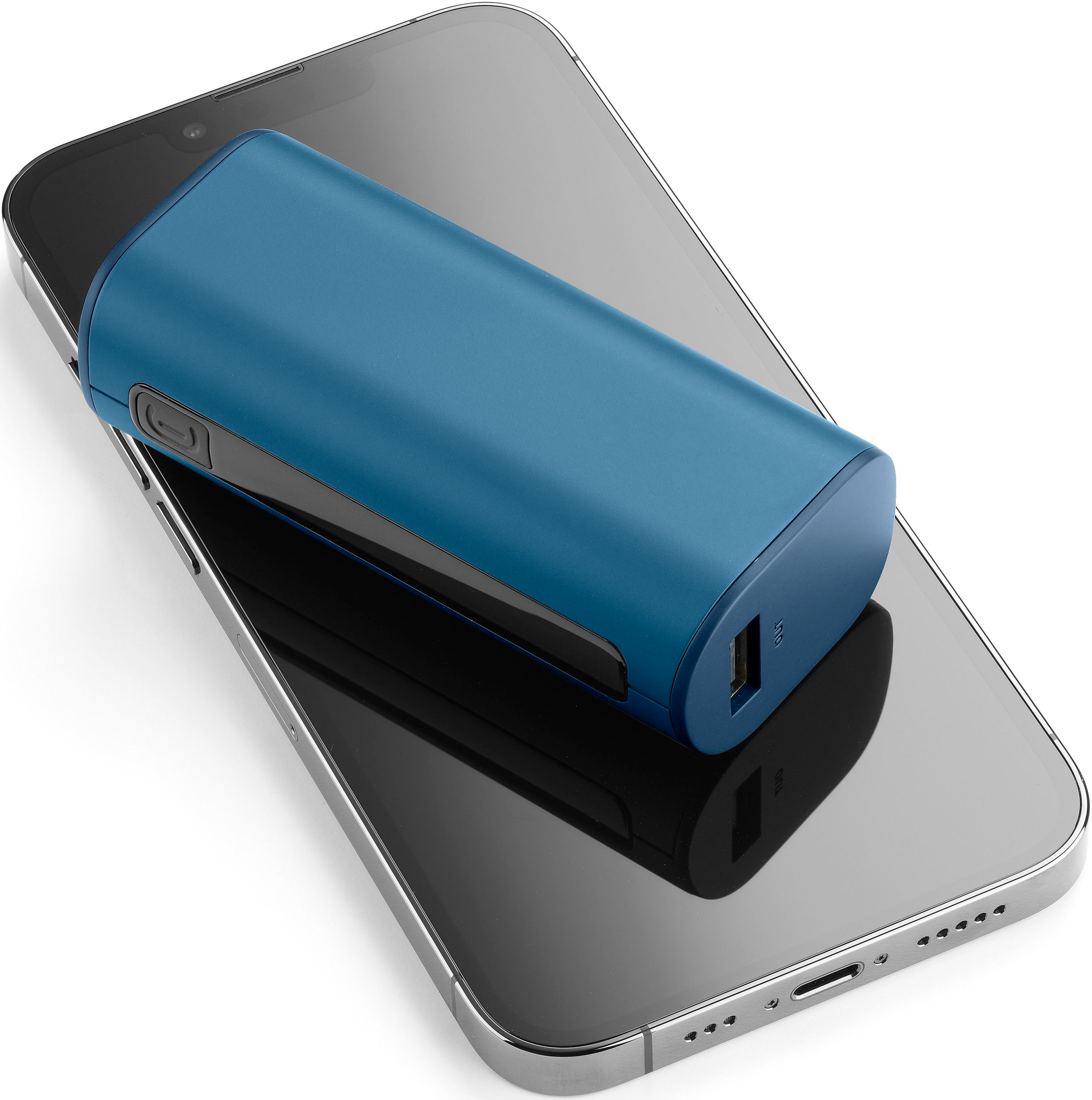 Blaue Powerbank auf schwarzem Telefon. Weißer Hintergrund.