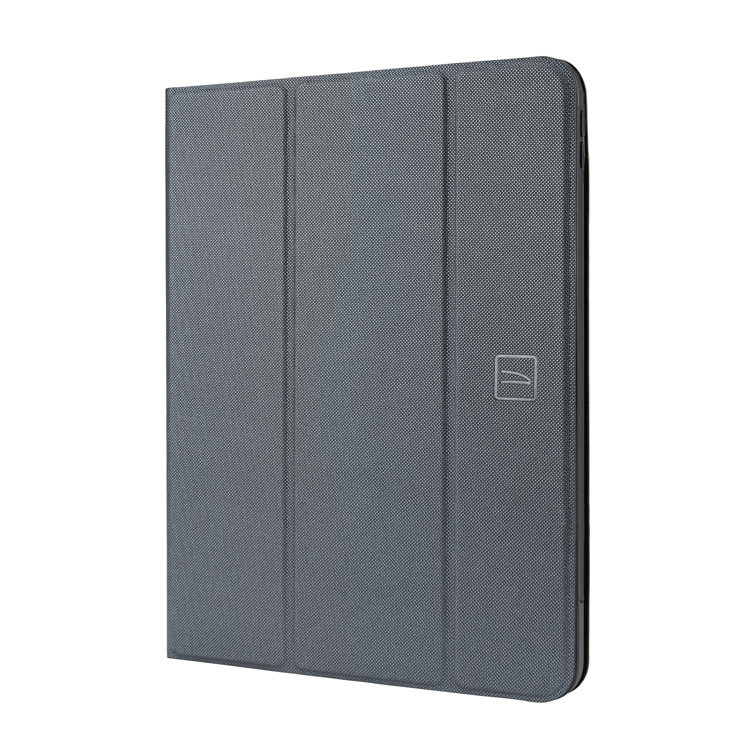 Custodia grigia per tablet con un piccolo logo, chiusa, in prospettiva inclinata.