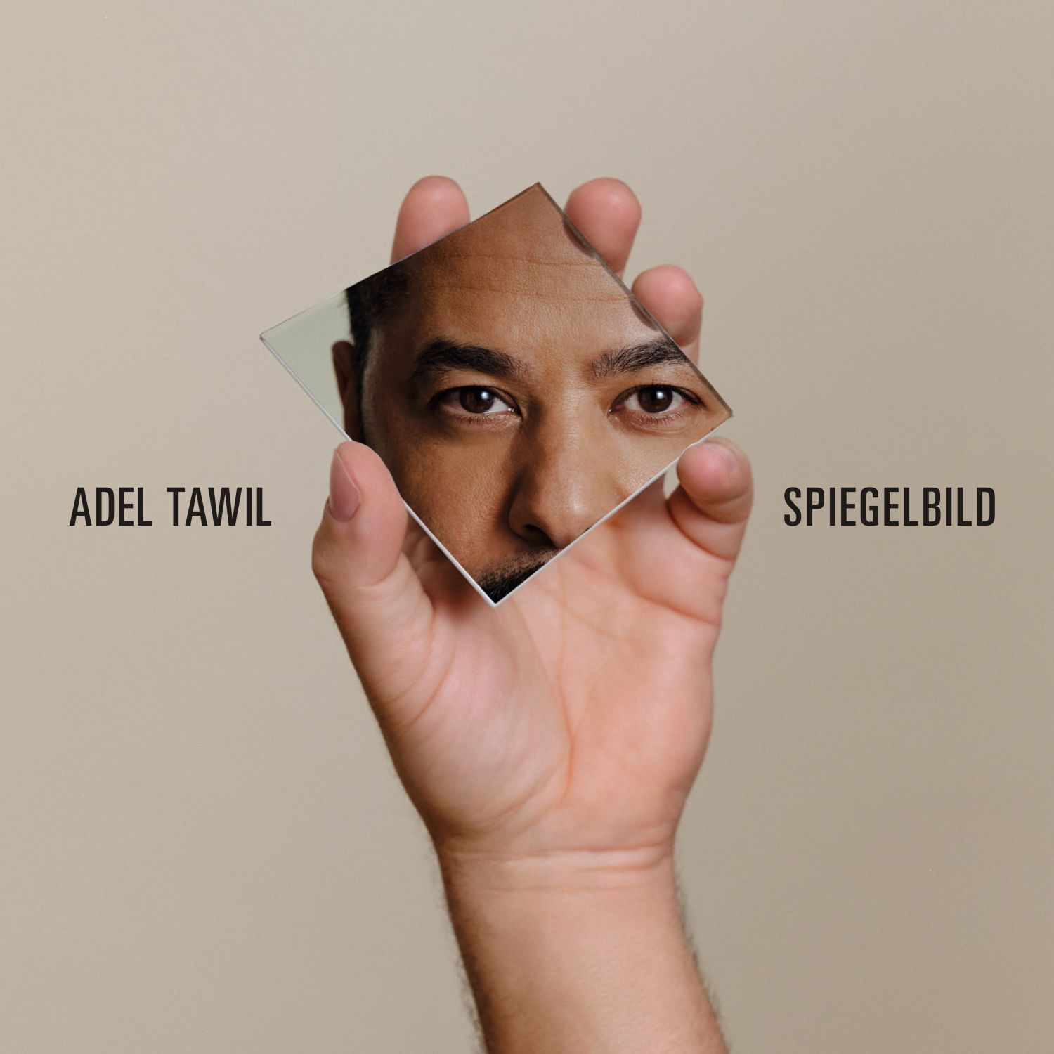Hand hält Spiegel, der Gesichtshälfte reflektiert. Text: „ADEL TAWIL“ und „SPIEGELBILD“.