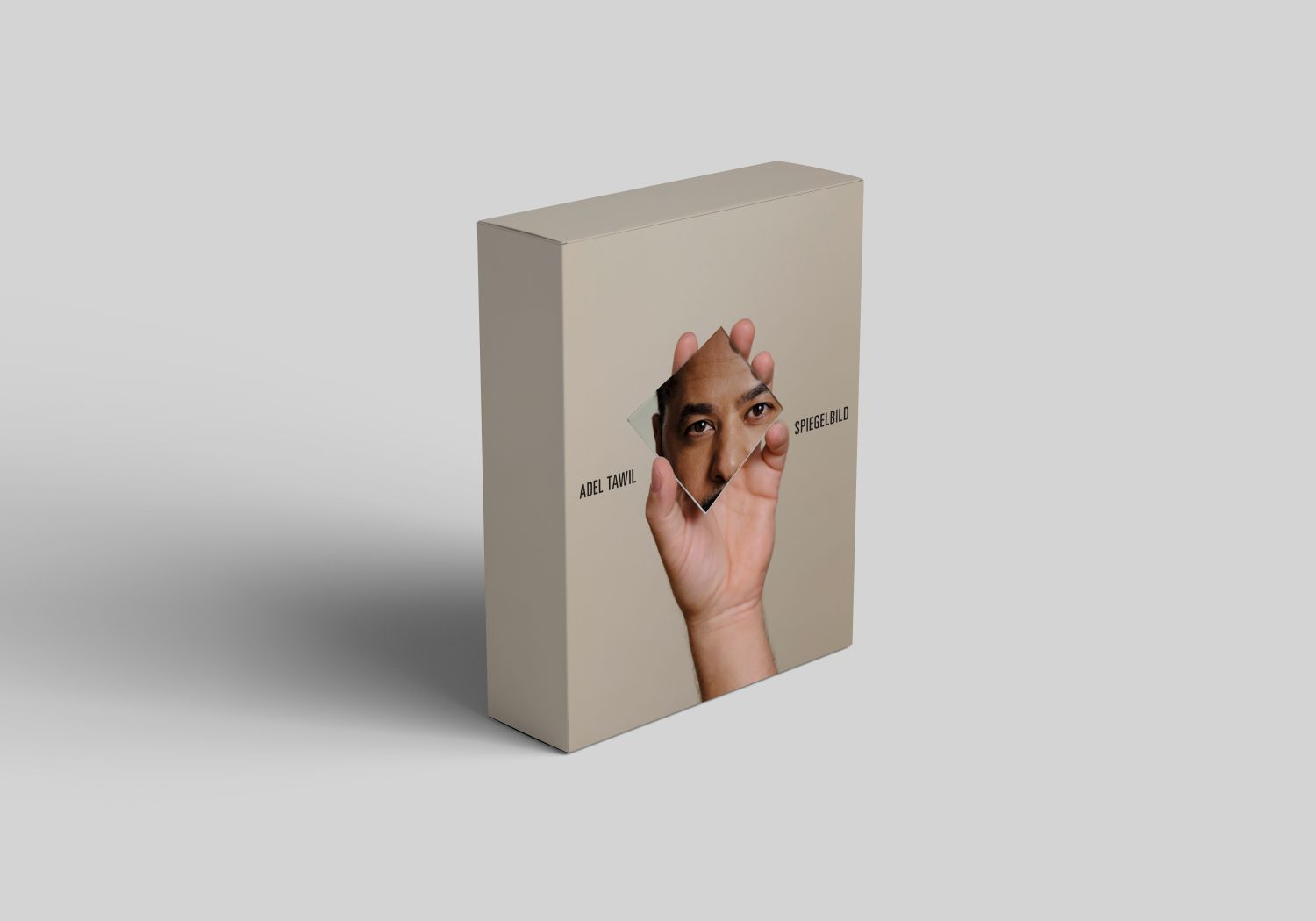 Box mit einem durch einen Ausschnitt sichtbaren Gesicht, Albumcover 'Spiegelbild'.