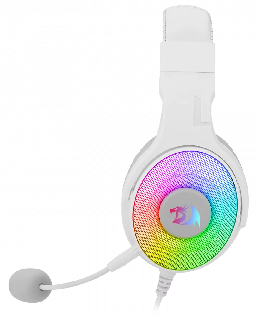 Közelkép egy fekete billentyűzetről, csatlakoztatott USB-C kábellel.