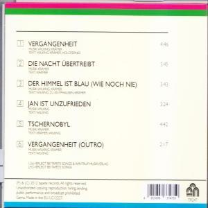Eine CD-Rückseite mit Songtiteln und Credits sowie einem rosa und grünen Streifen.