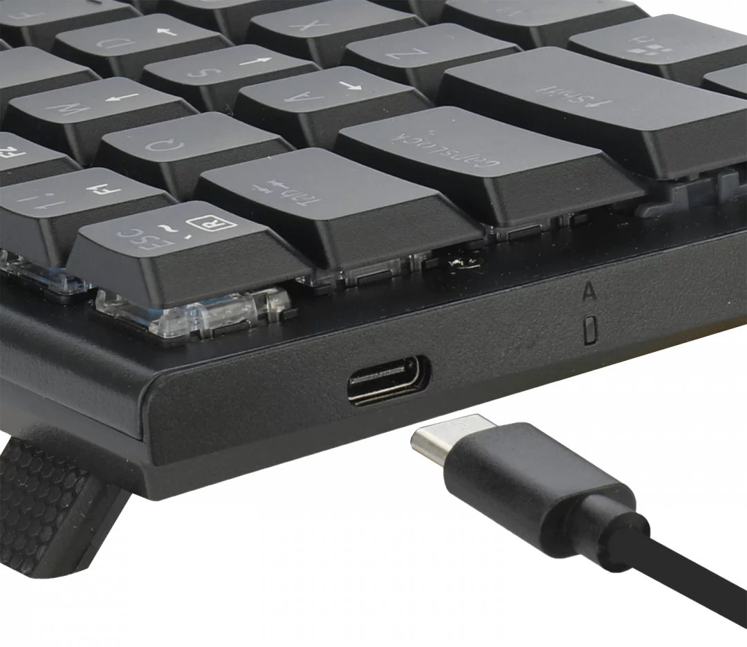 Egy billentyűzet közelképe, USB-C kábellel.