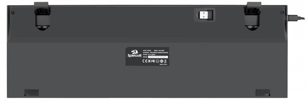 Fekete Redragon billentyűzet, alsó nézet, márkajelzéssel és USB porttal.
