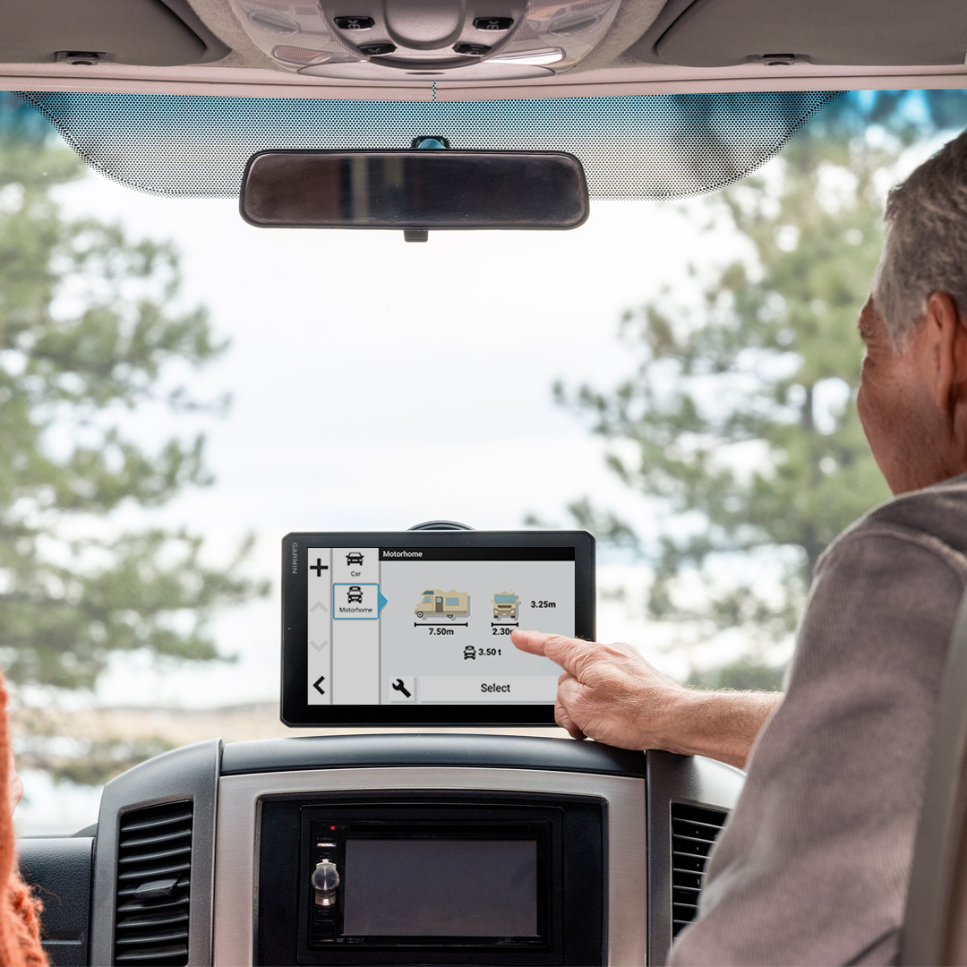 Personne utilisant un GPS dans une voiture. Écran affichant la navigation. Forêt en arrière-plan.