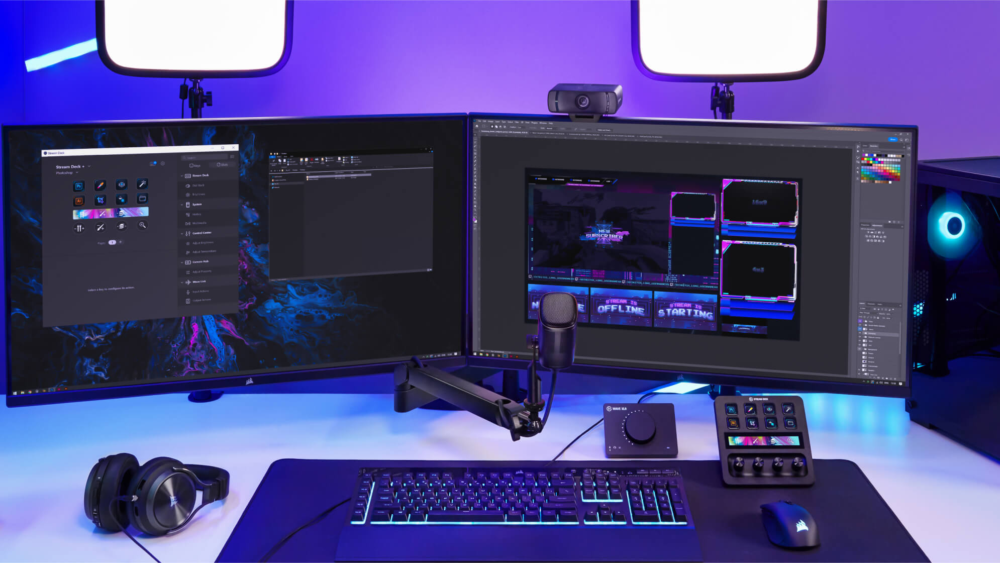 Ein Schreibtisch-Setup mit zwei Monitoren. Tastatur, Maus und ein Mischpult sind sichtbar.