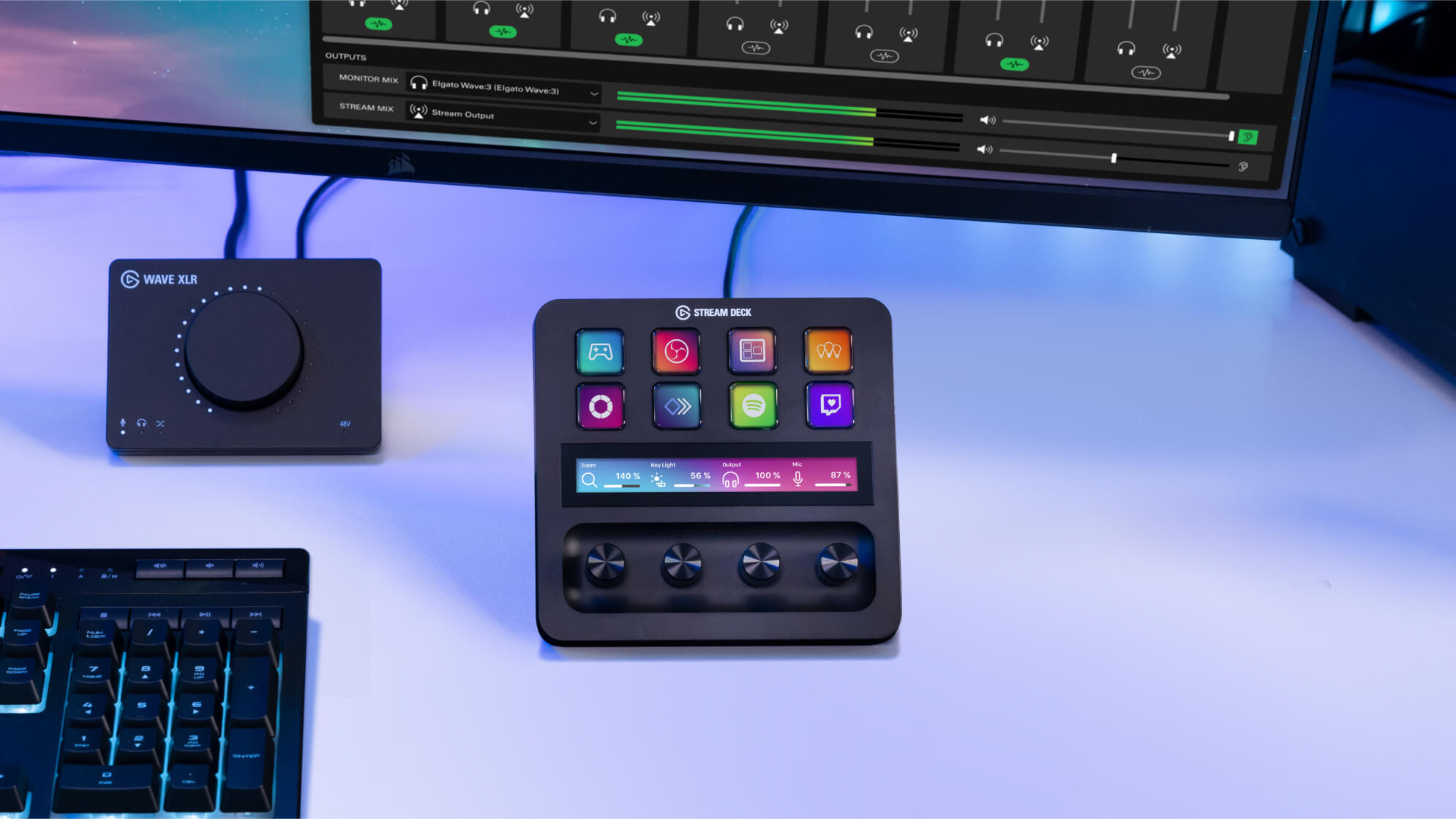 Stream Deck und Wave XLR auf einem Schreibtisch mit Monitor-Stream-Oberfläche.