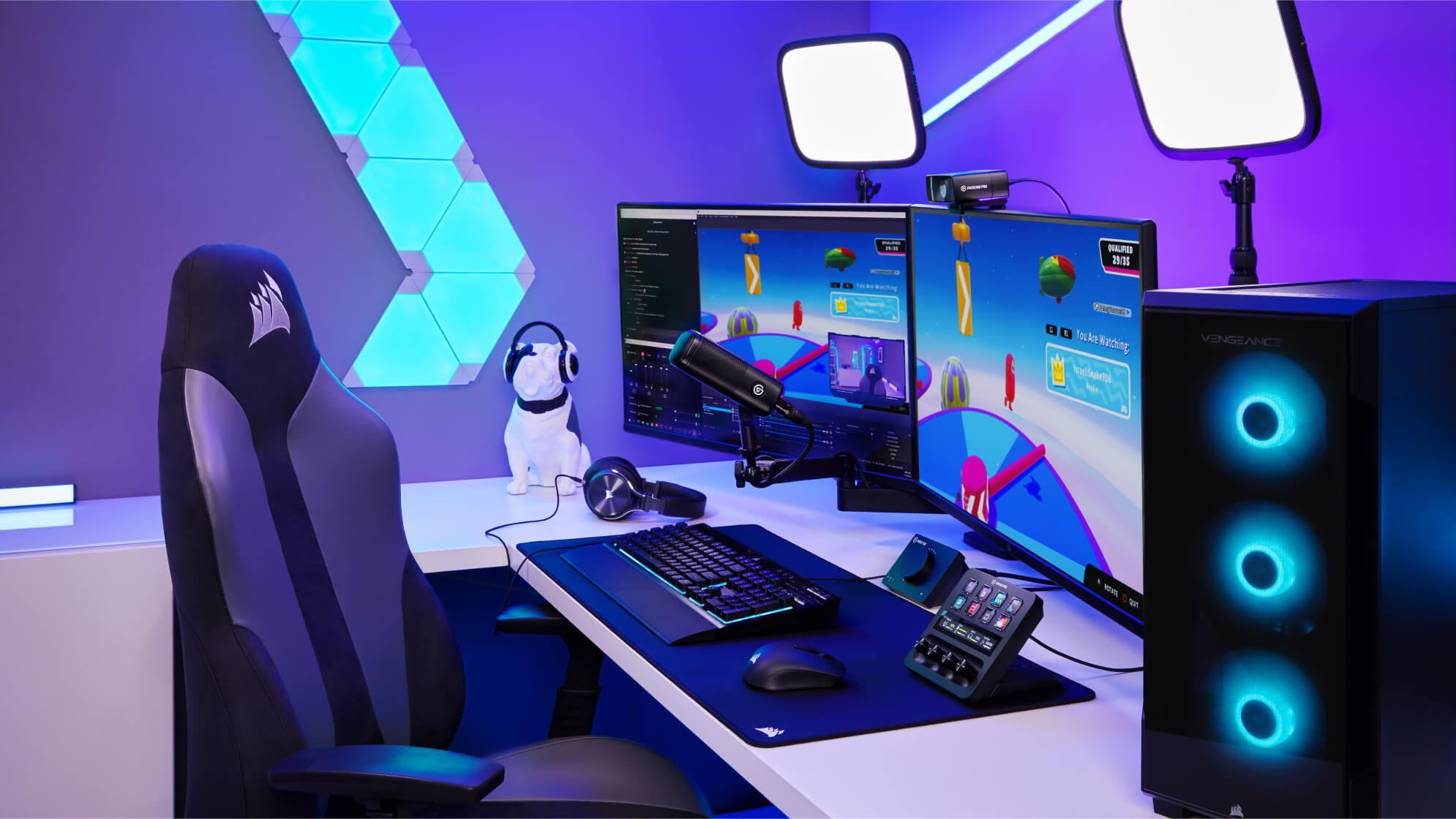 Gaming-Setup mit zwei Monitoren. Stuhl, Computer und diverses Zubehör sind sichtbar.