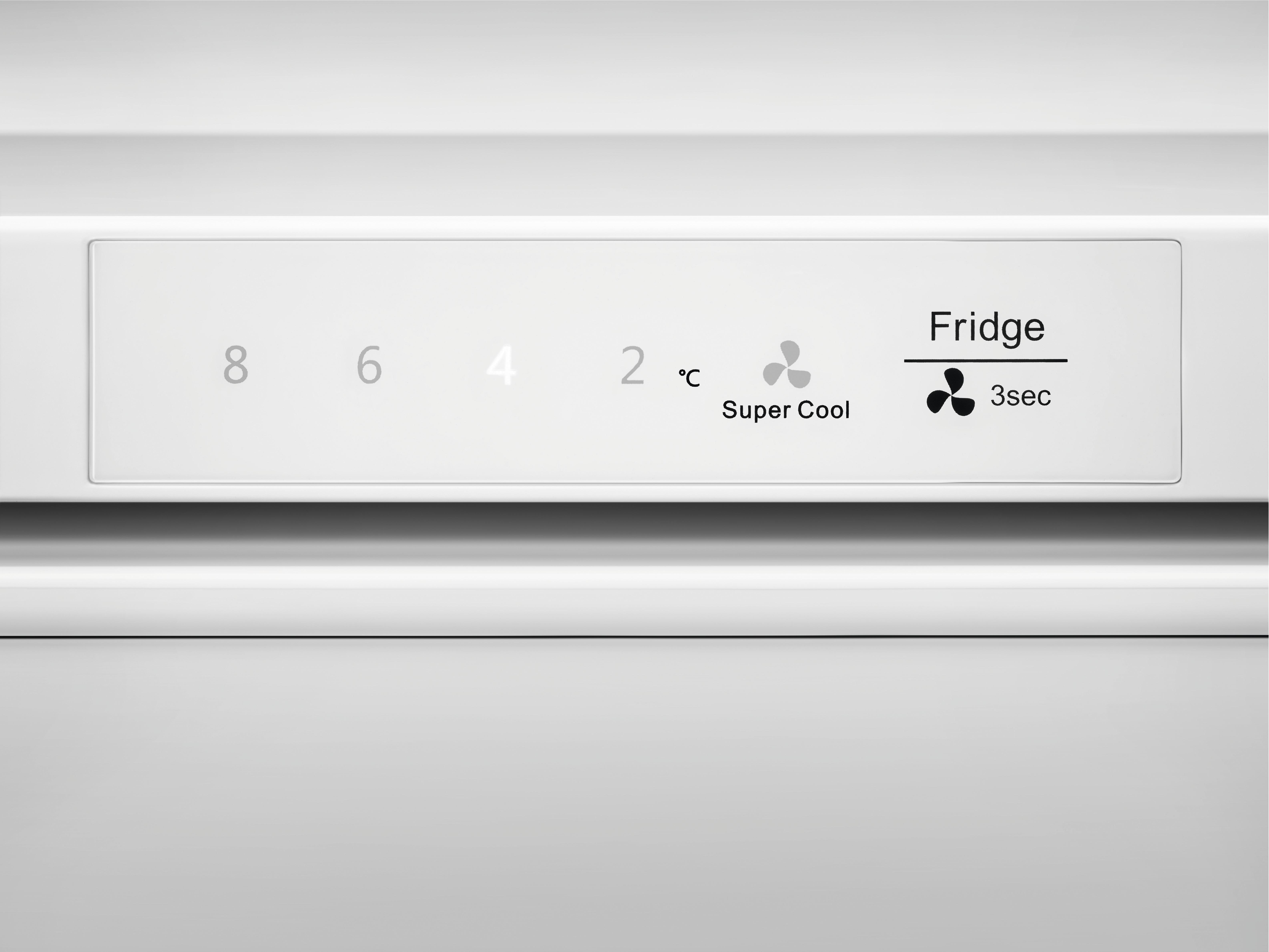 Nahaufnahme des Bedienfelds eines Kühlschranks mit Zahlen, einem Lüftersymbol und dem Wort 'Fridge'.
