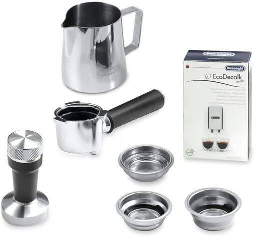 Divers accessoires pour faire du café : une cruche en acier inoxydable, un porte-filtre, un presse-café et des paniers filtrants.