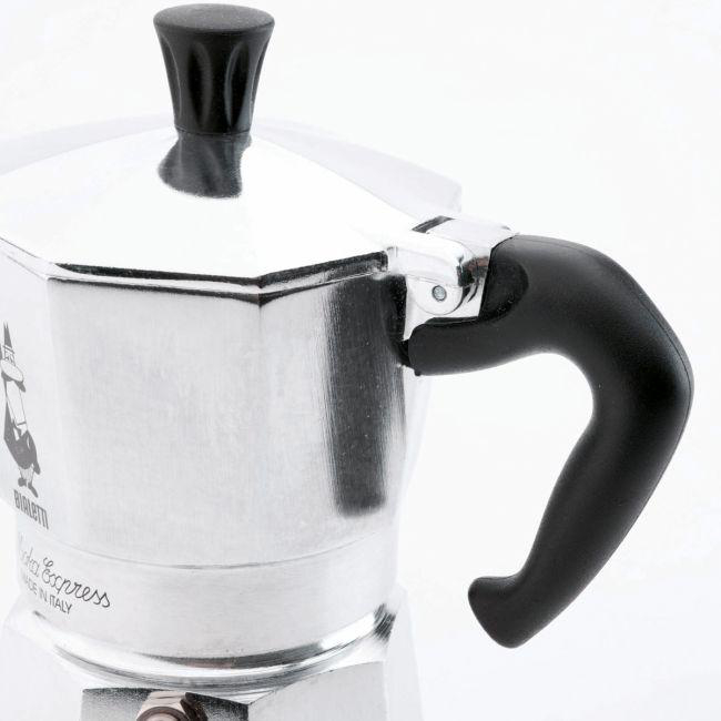 Ein metallisch silberner Bialetti Moka Express Kaffeezubereiter, mit schwarzem Griff und Deckelgriff.