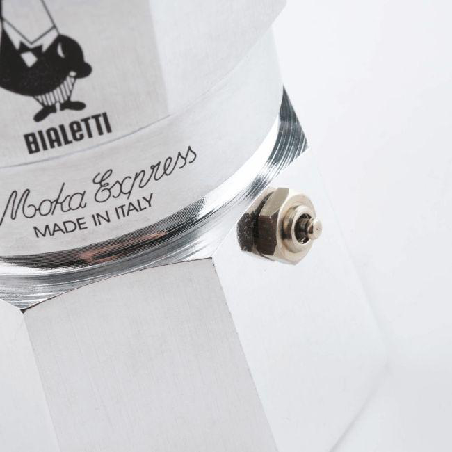Nahaufnahme einer Bialetti Moka Express, zeigt die Marke und Made in Italy.