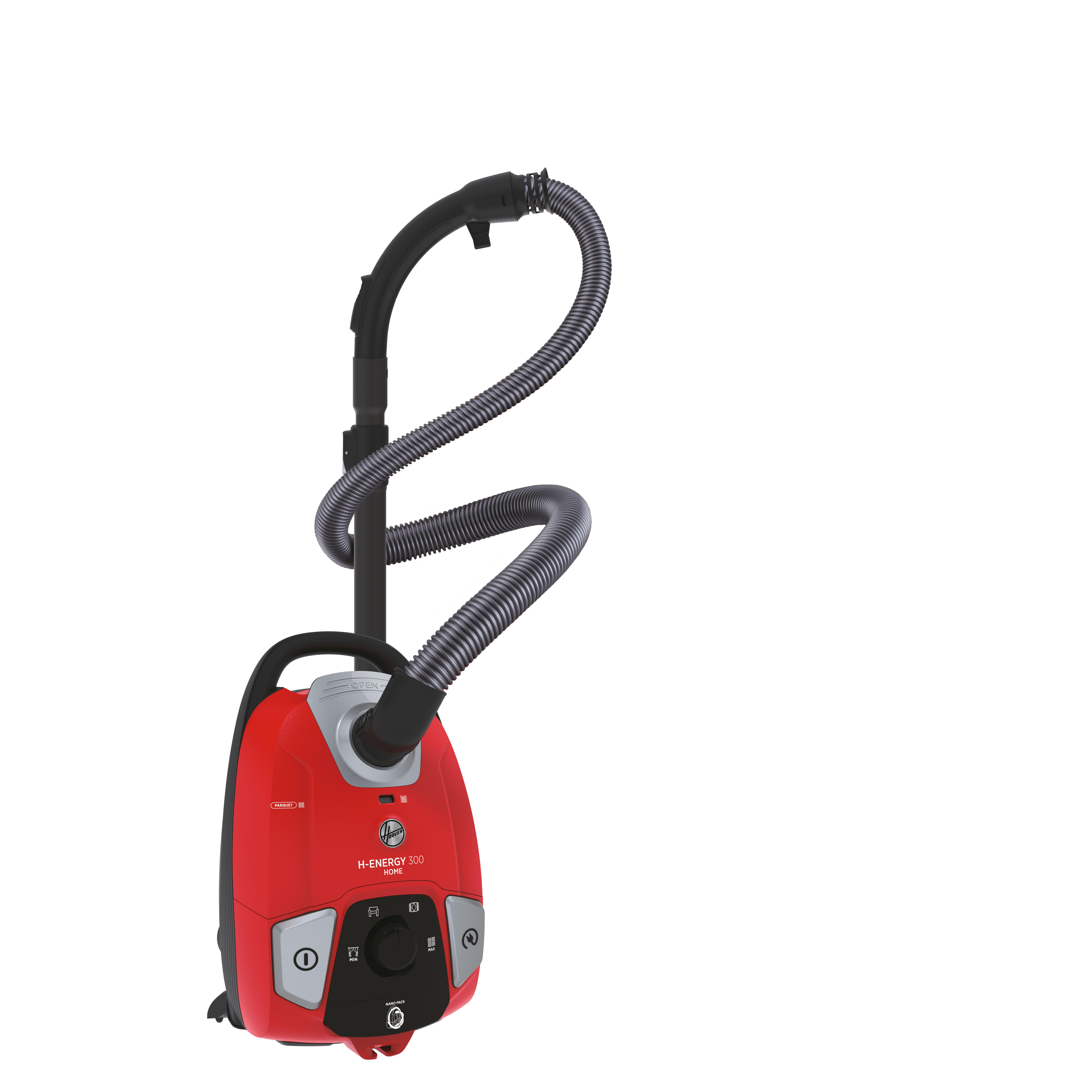 Roter Hoover-Staubsauger mit schwarzem Schlauch und Griff. Der Staubsauger steht vor weißem Hintergrund.