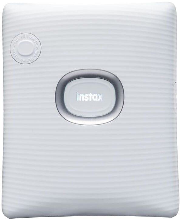 Fehér Instax nyomtató ezüst instax logóval. A nyomtató bordázott textúrájú.