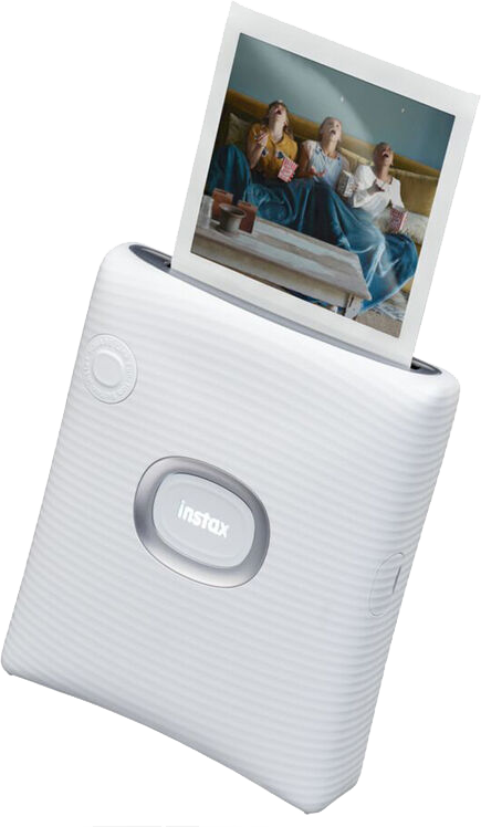 Fehér Instax nyomtató, ami képet nyomtat ki emberekről, akik a kanapén pattogatott kukoricát esznek.