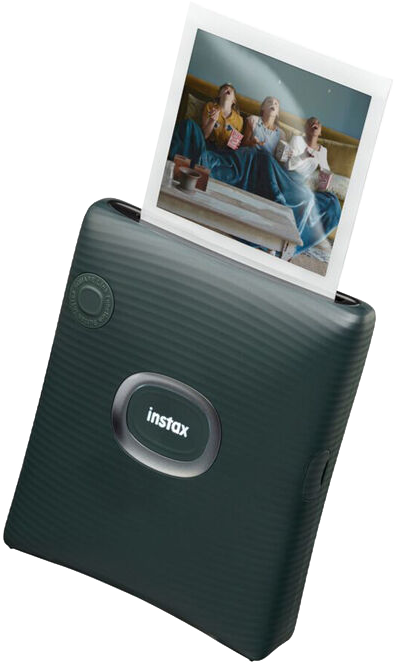 Egy instax instant nyomtató, amiből egy fotó jön ki. Sötétzöld szín és fehér háttér.