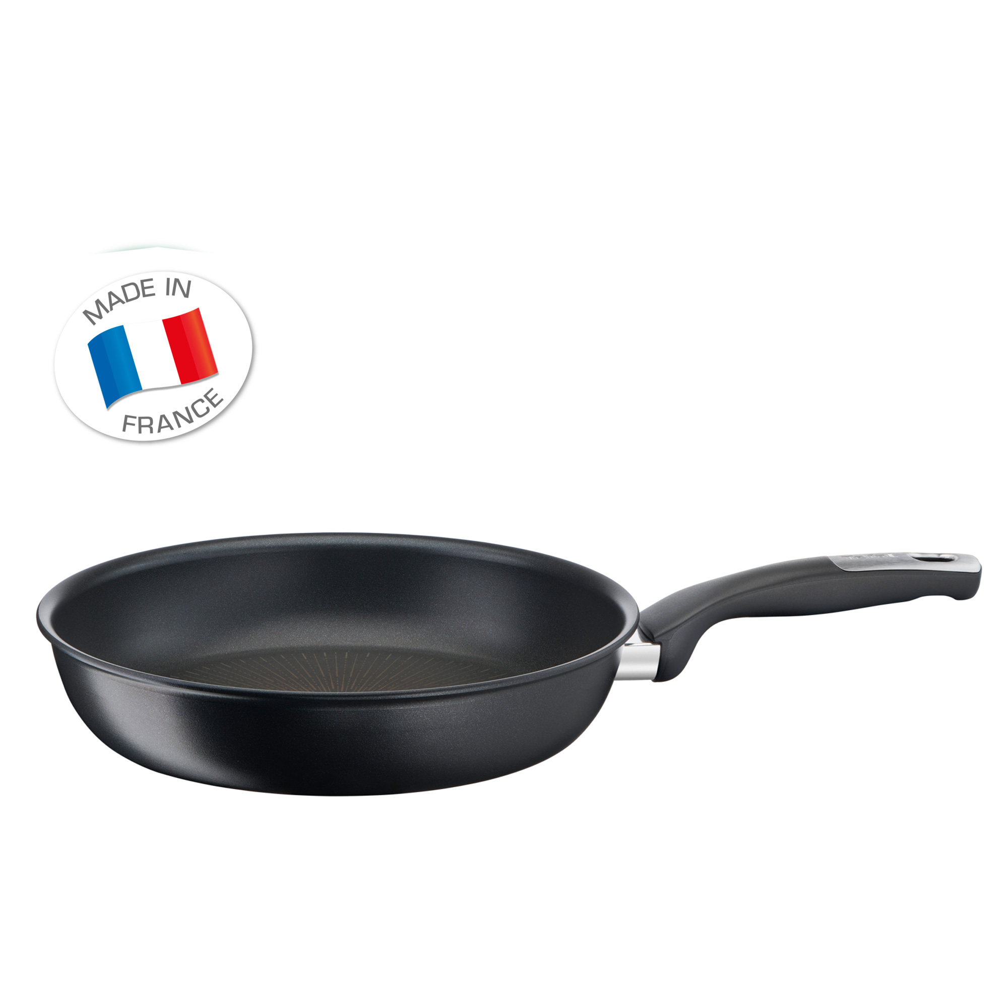 Sartén negra con mango largo. Pegatina Made in France. Fondo blanco.