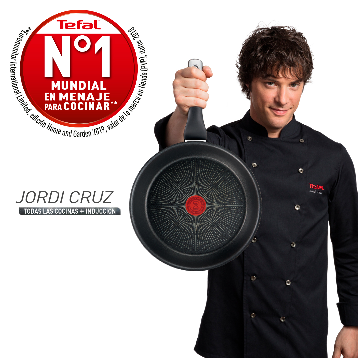 Hombre sosteniendo una sartén, con logo Tefal. Círculo rojo con texto y marca Tefal visible.