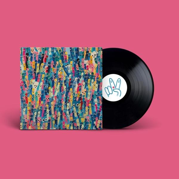 Vinyl-Schallplatte in einer Hülle mit bunten Cartoon-Gesichtern. Rosa Hintergrund.