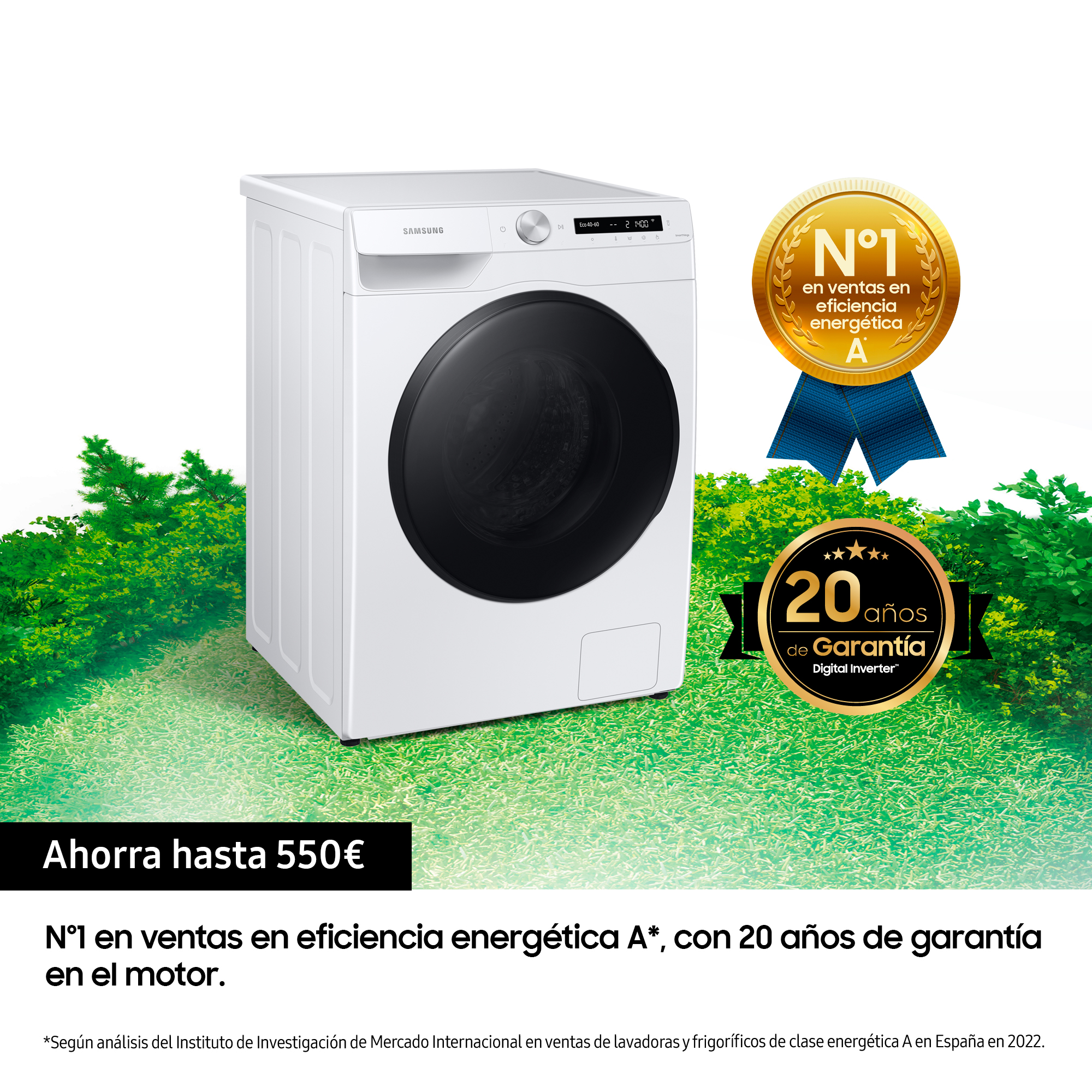 Una lavadora blanca con puerta negra y una cinta. Fondo verde.