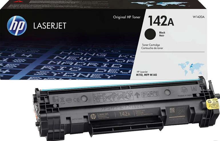Scatola e cartuccia toner HP LaserJet. Cartuccia nera con testo bianco e skyline sullo sfondo.