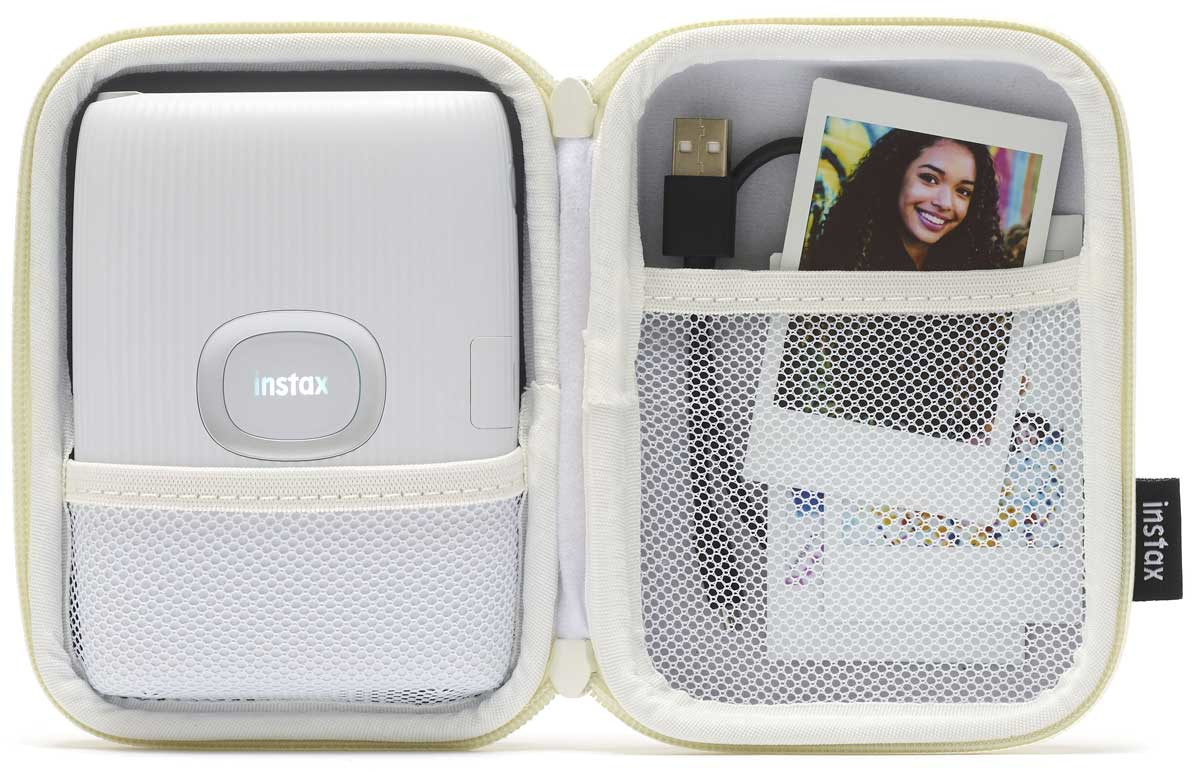 Witte instax camera in een hoesje met een foto en een USB-kabel.