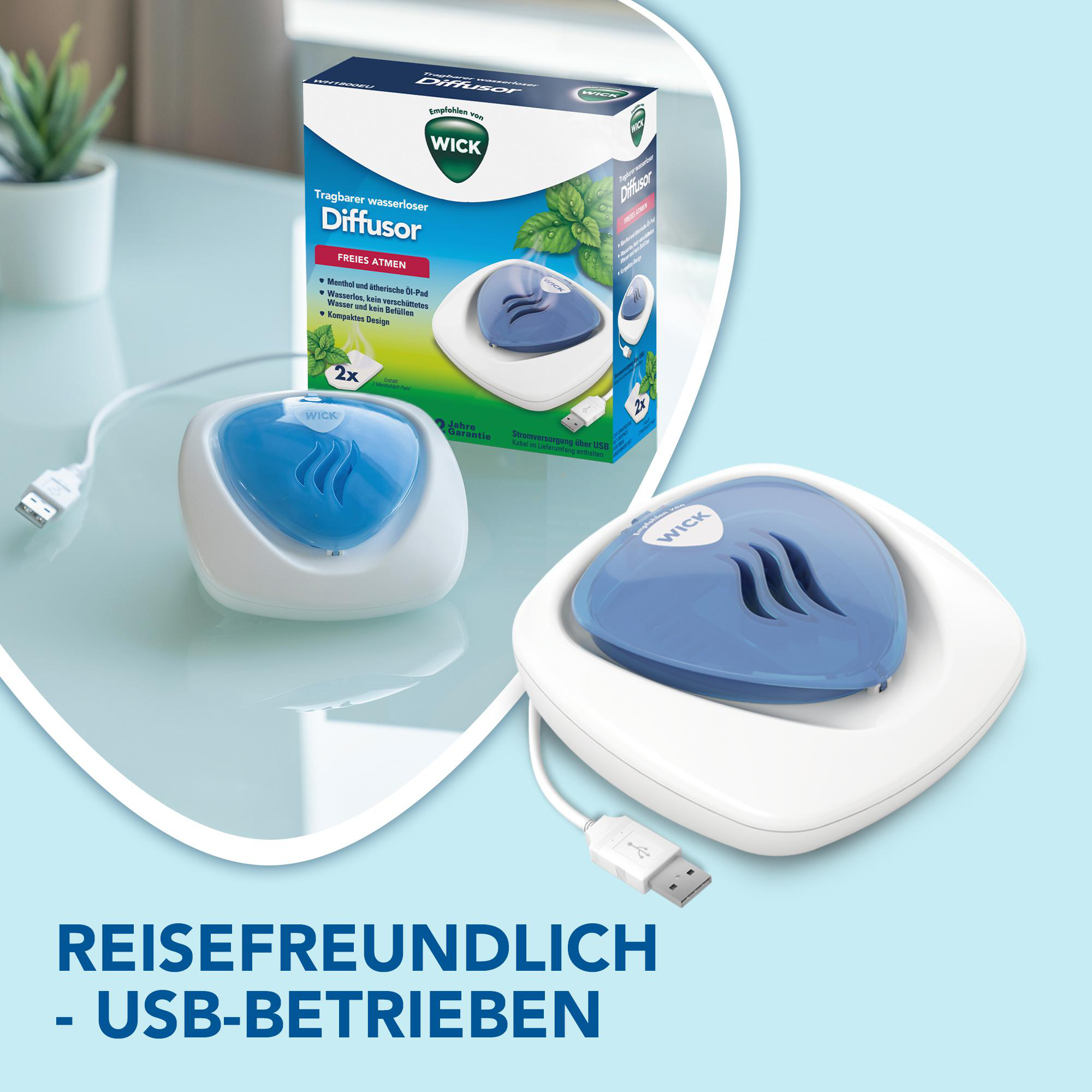 Zwei weiße und blaue WICK-Diffusoren mit USB-Kabeln vor hellblauem Hintergrund.