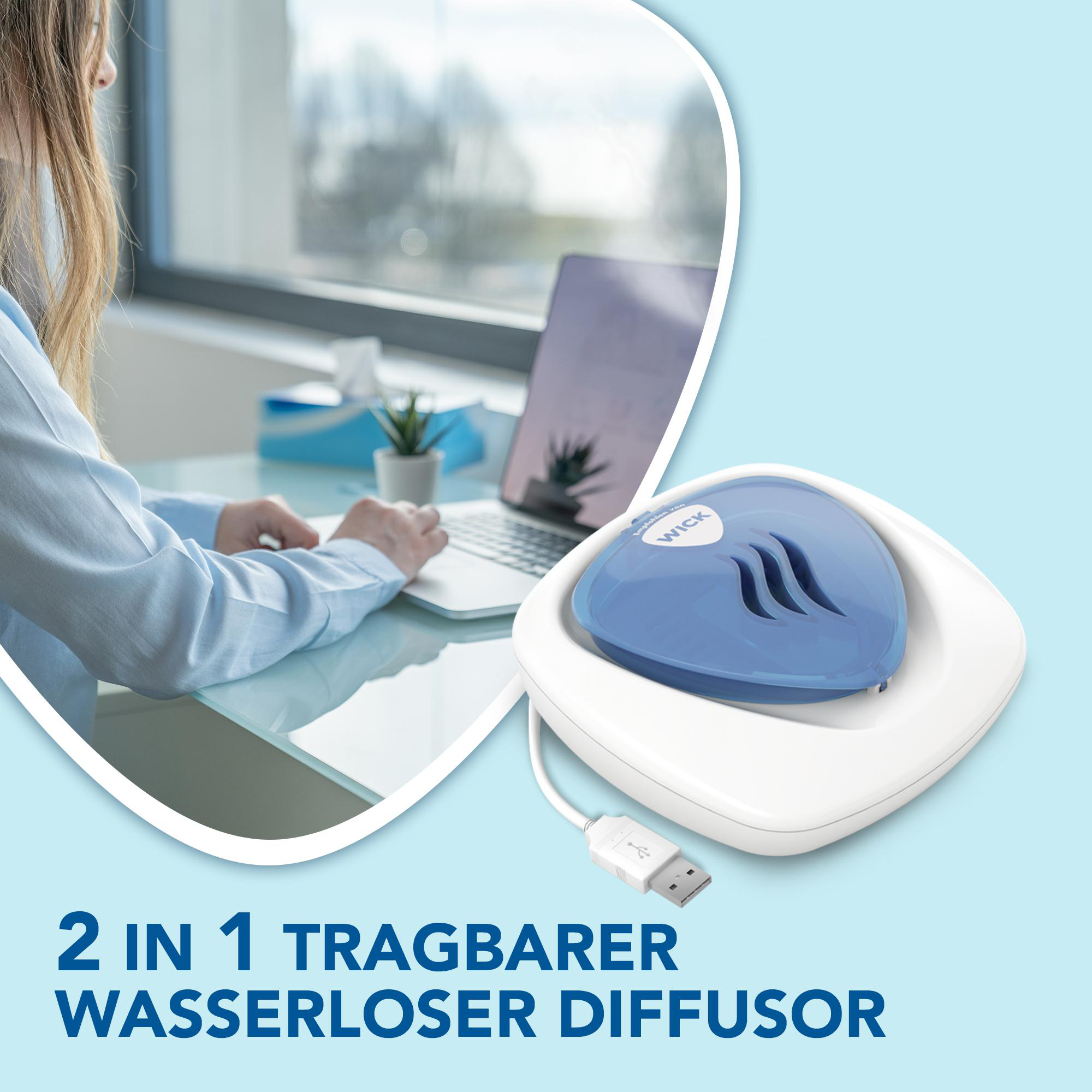 Eine Frau, die an einem Laptop arbeitet, mit einem blau-weißen Diffusor im Vordergrund.