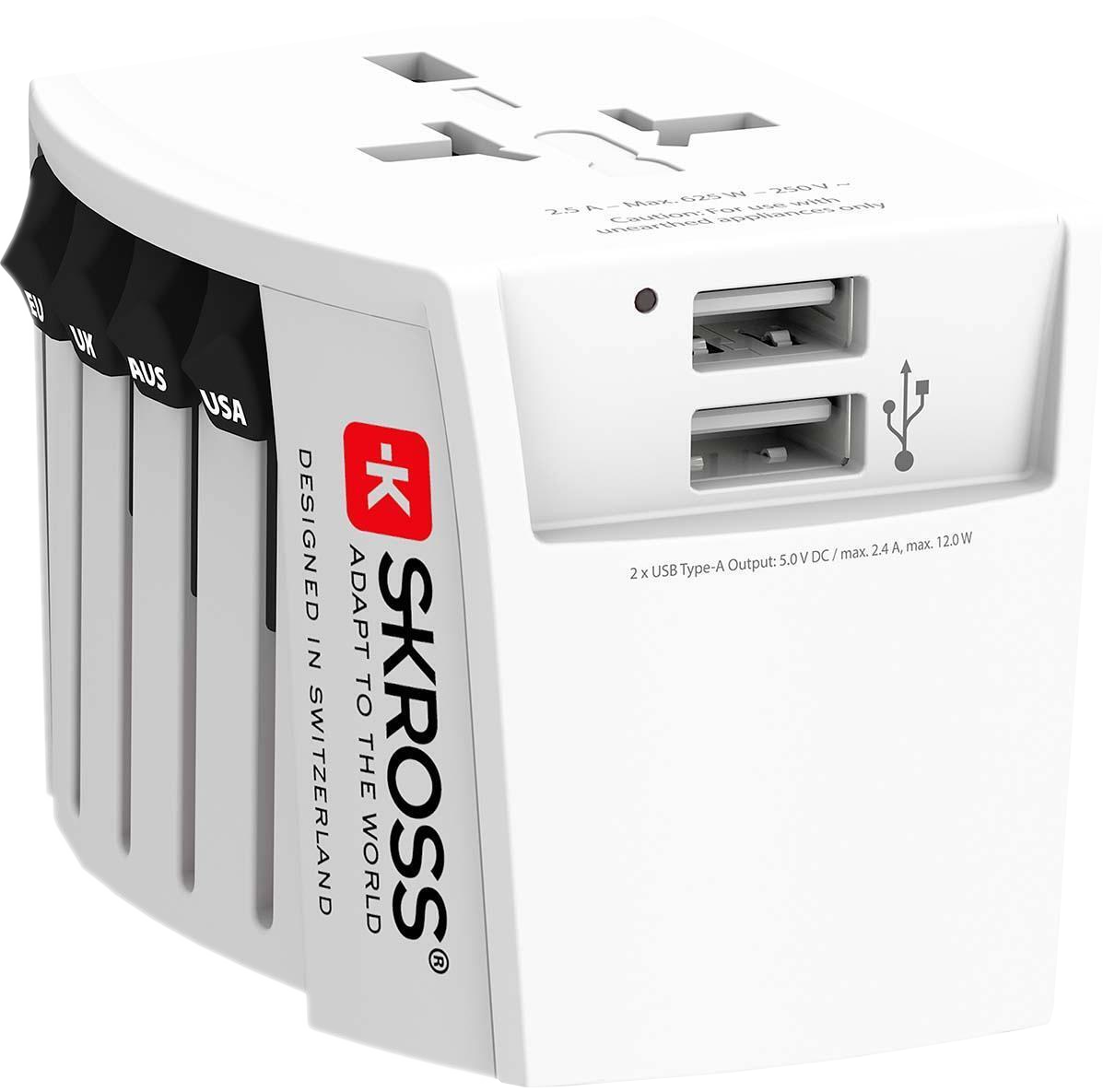 Un adaptateur de voyage SKROSS blanc. Il possède plusieurs types de prises et des ports USB.
